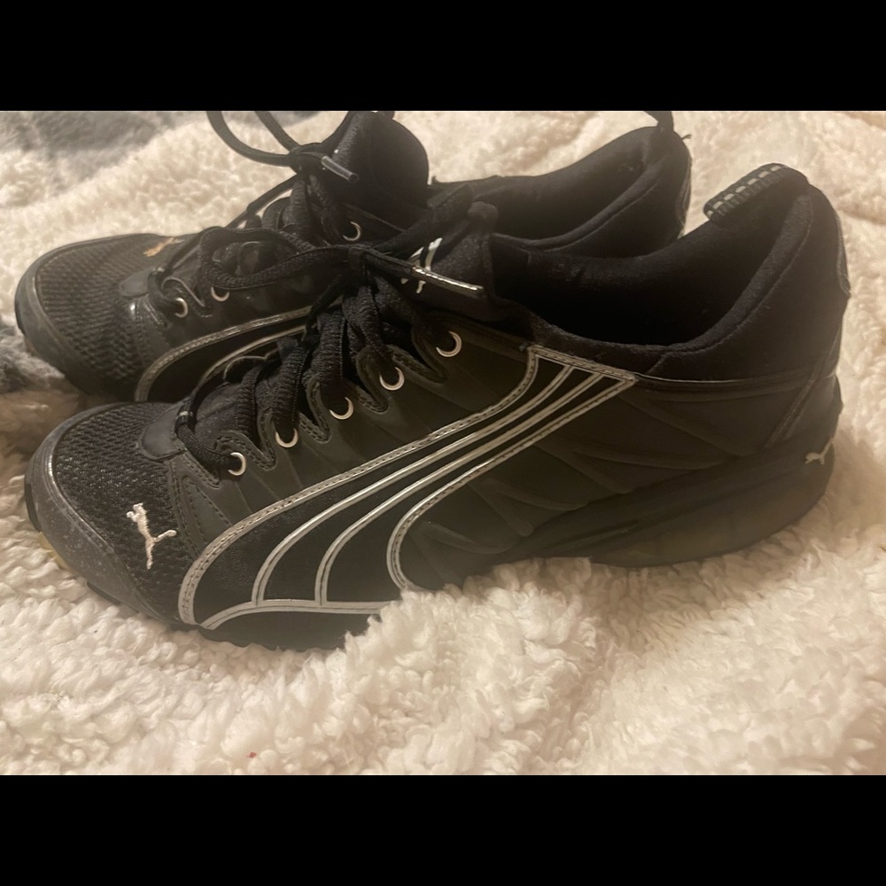 Black puma tennis shoes